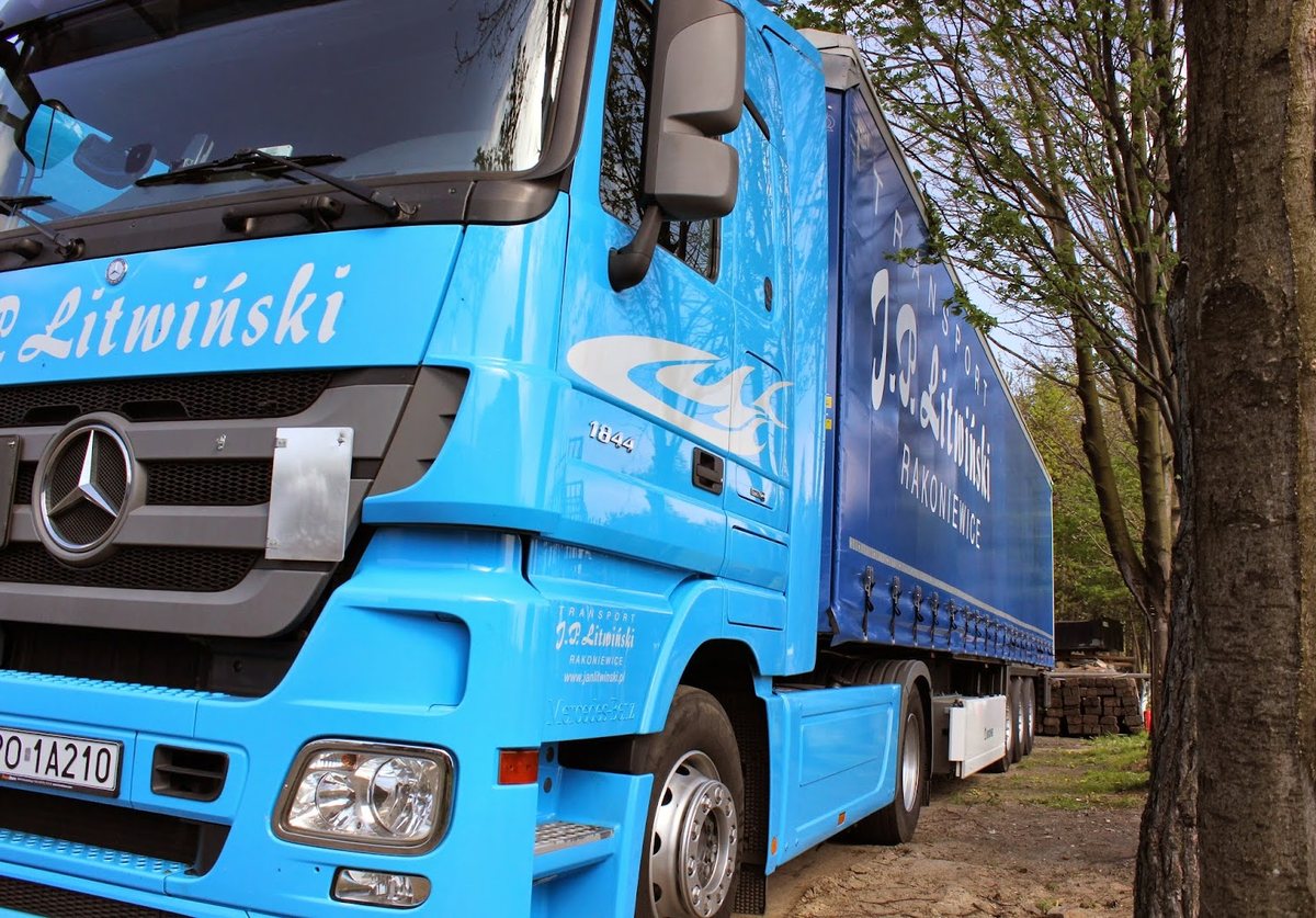 Niebieski Mercedes Actros z naczepą firankową J.P. Litwiński
